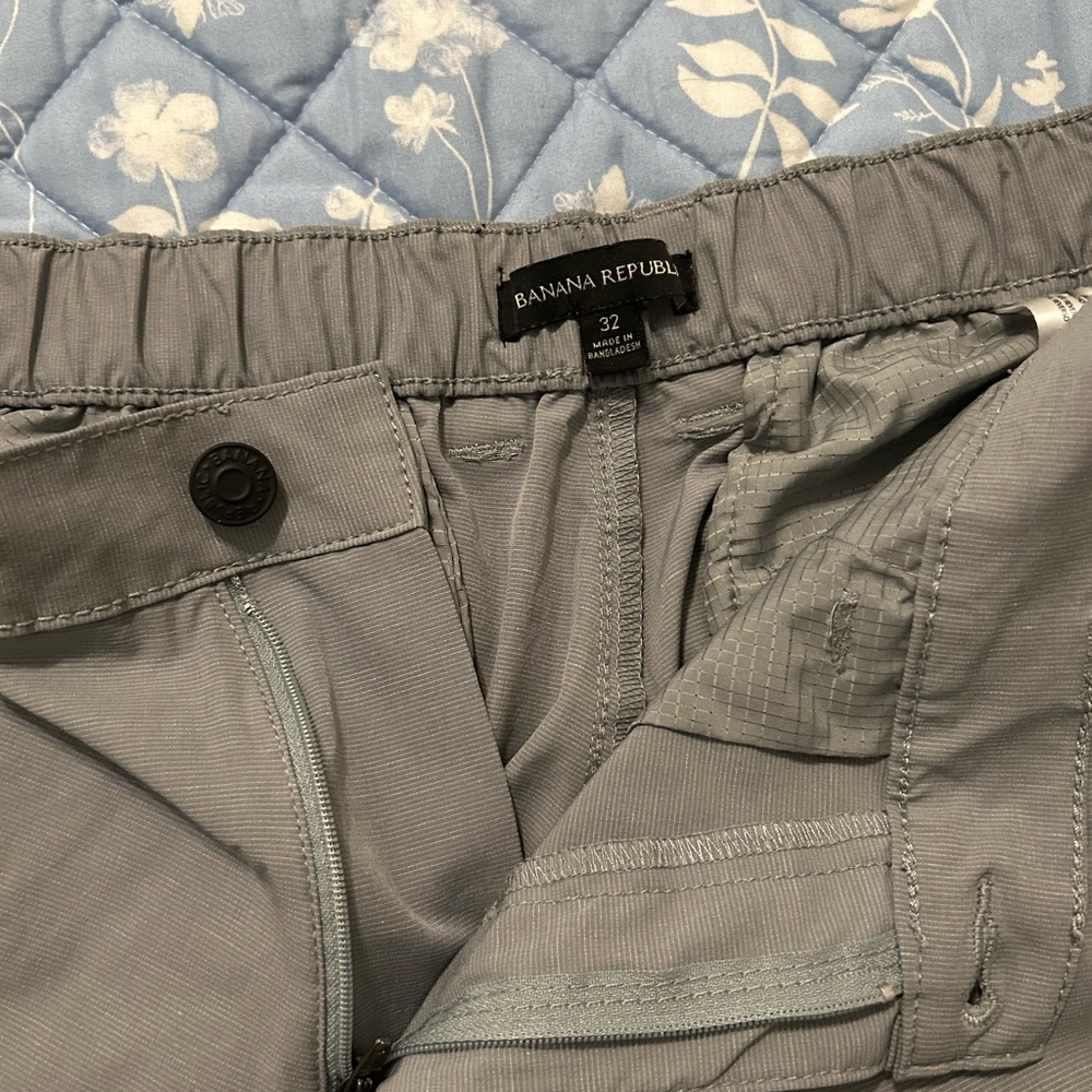 Banana Republic Men's Cargo Pants in Light Gray